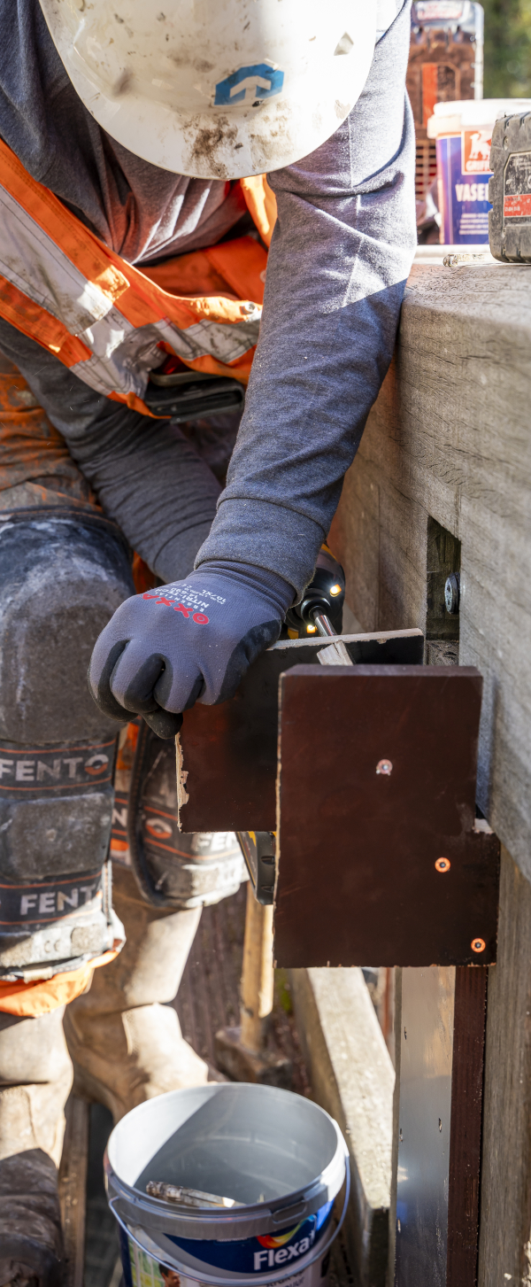 Houtrenovatie op brug