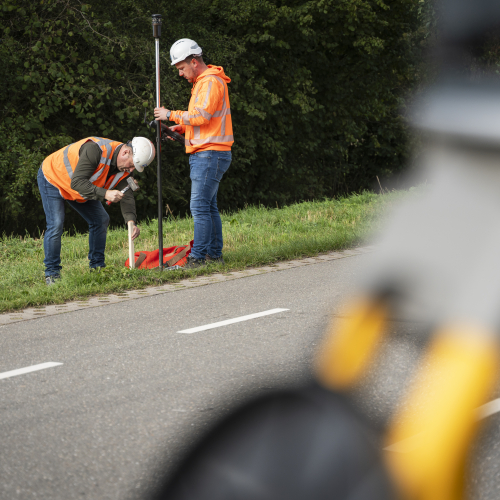 Maatvoerders aan het werk buiten