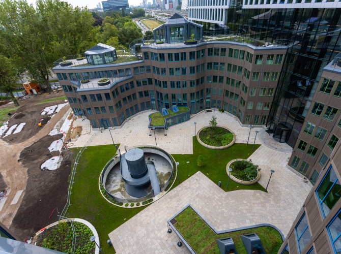 Meerdere daktuinen op gebouw Tripolis Park aan de Zuid-As in Amsterdam