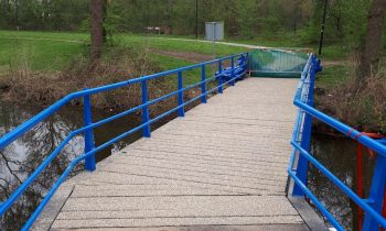 nieuwe slijtlaag aanbrengen op een houten brug.jpg