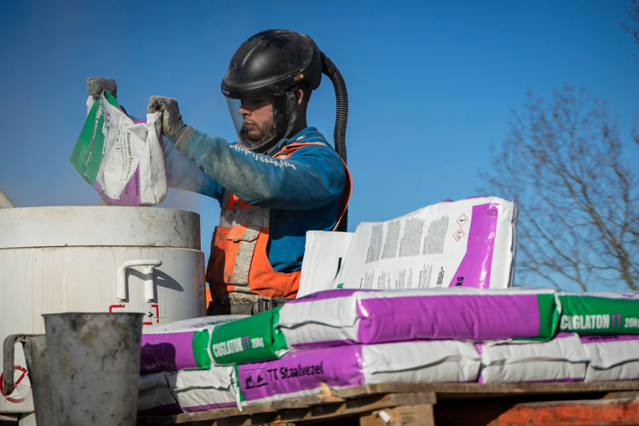 Man aan het werk op Kooybrug met zakken