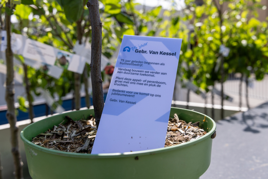 Blaadje met tekst in een plantenpot