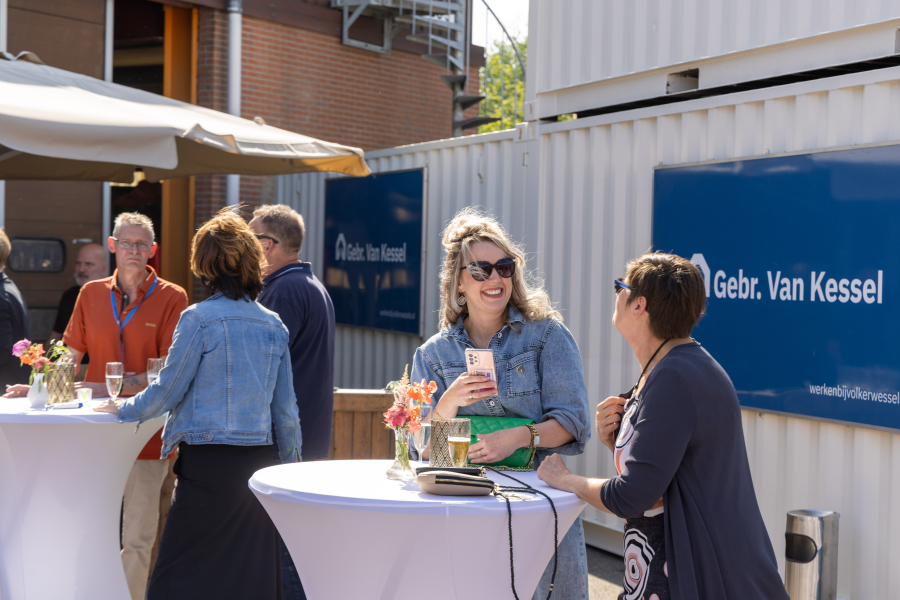 Mensen aan het praten buiten in de zon op zakelijk event