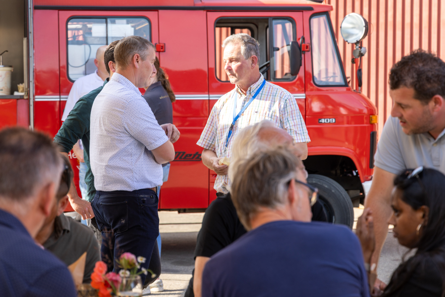 Mensen aan het praten op een zakelijk event