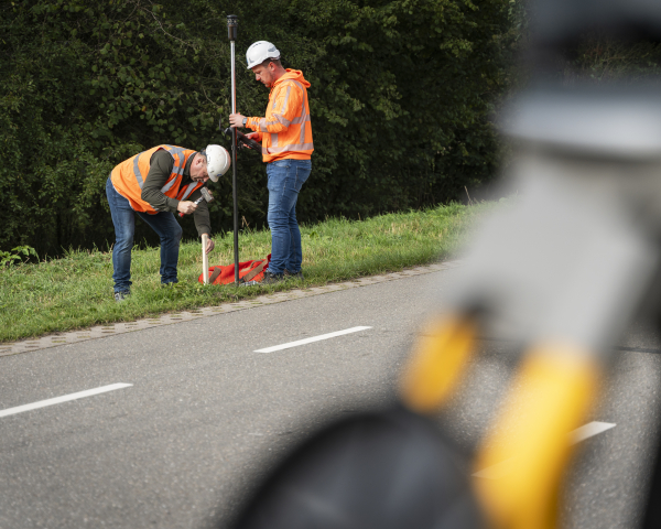 Maatvoerders aan het werk buiten