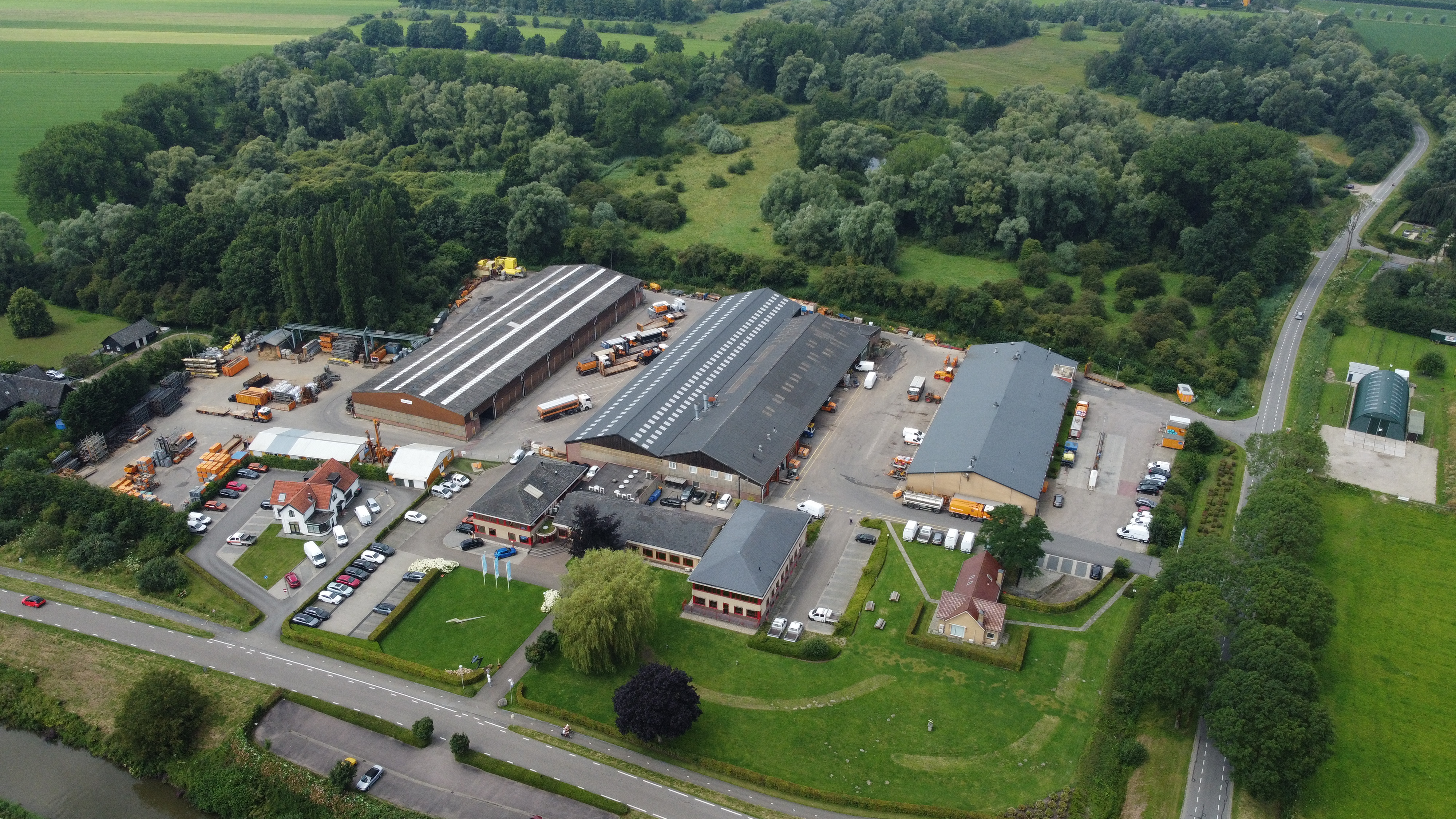 Luchtfoto van het hoofdkantoor in Buren