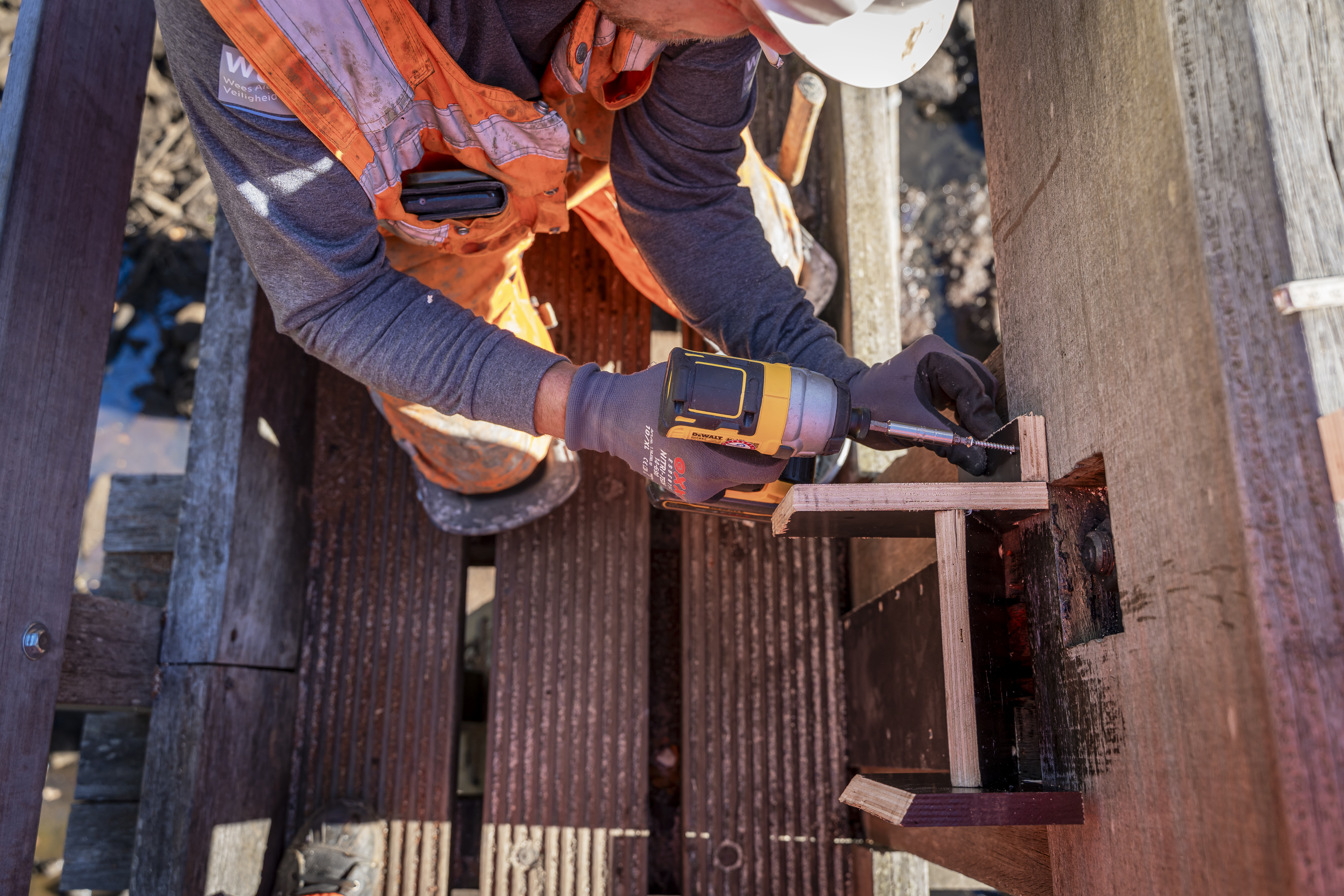 Houtrenovatie op brug