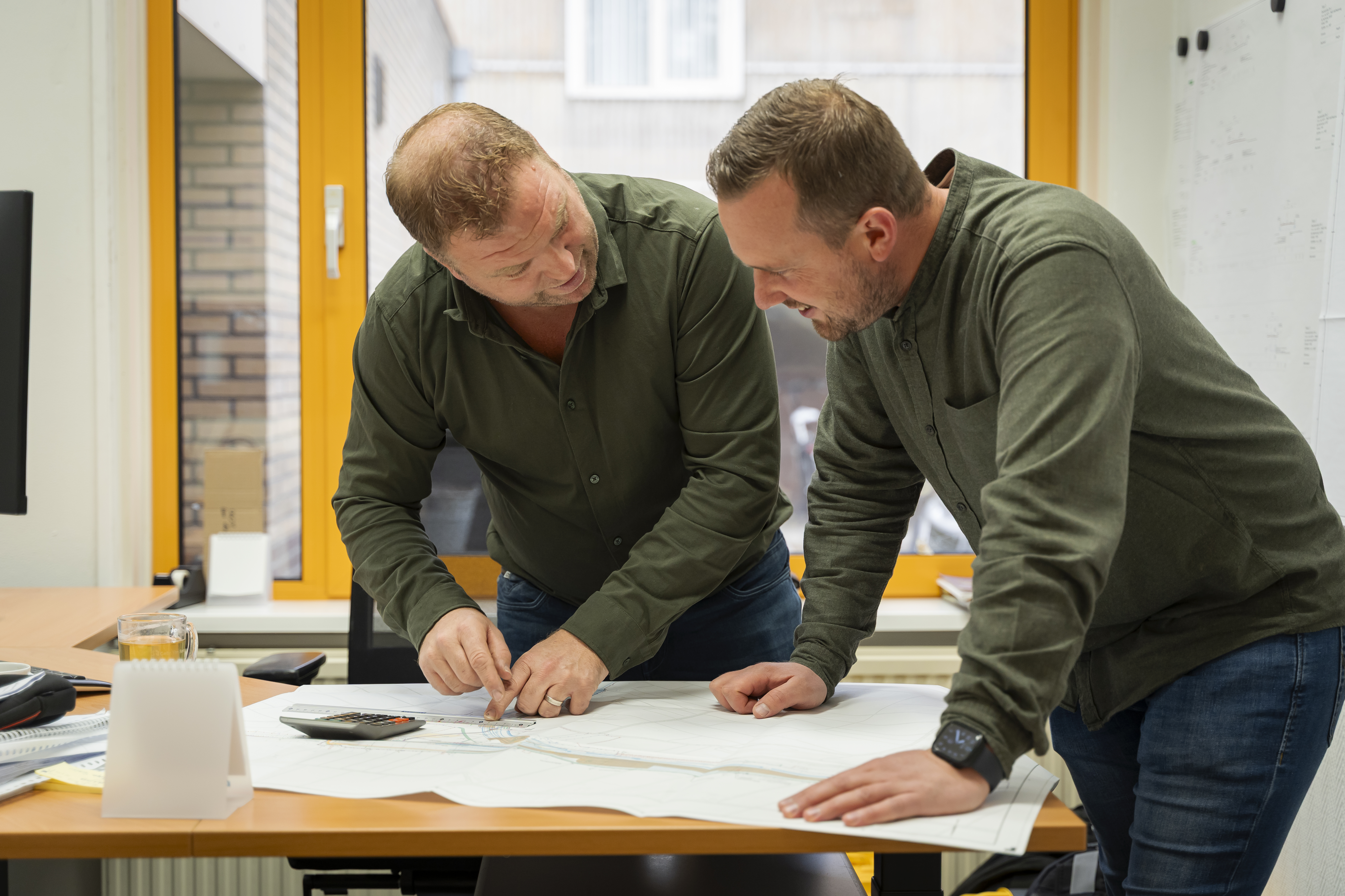 Maatvoerder binnen aan het werk